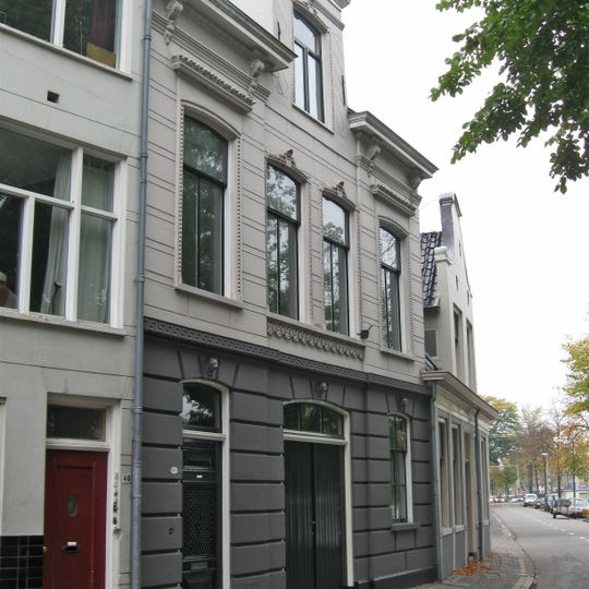 Bedrijfspand met bovenwoning in eclectische bouwstijl