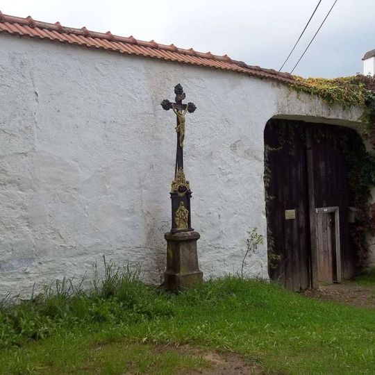 Kříž v Sudkově Dolu u zdi