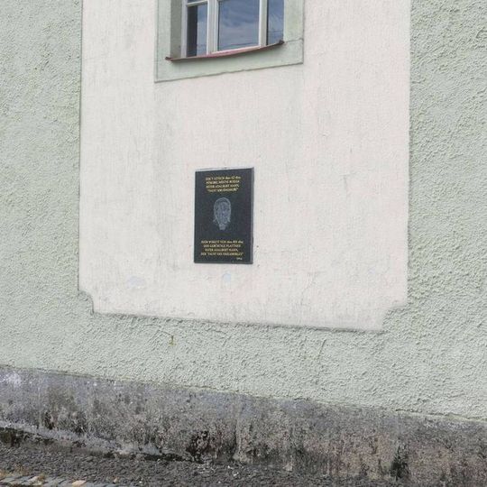 Pamětní deska Adalberta Hahna na kapli svatého Kříže v Horní Blatné