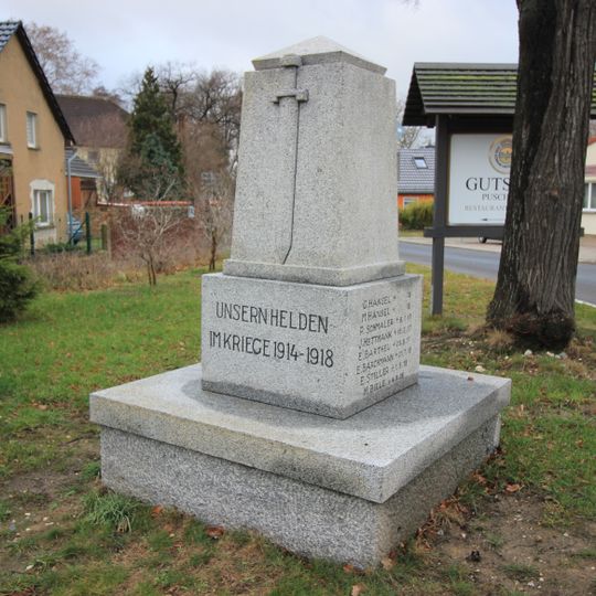 Denkmal für die Gefallenen des Ersten Weltkrieges, davor Lutherstein Puschwitzer Hauptstraße 17