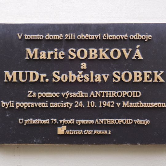 Pamětní deska Marie Sobkové a Soběslava Sobka v Italské ulici v Praze