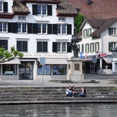 Oetikon, Häuserzeile am Hafen mit patriotischem Denkmal und Schiffstation