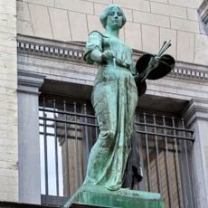 Statua