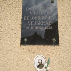 Pamětní deska Vojtěcha Bělohrobského-Vejskraba v Černovicích