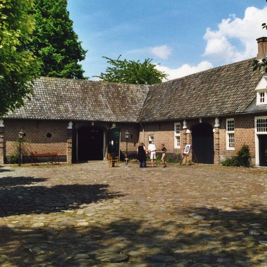 Boerderij met schuur en stalruimten, behoort hebbend tot het kasteel Aldendriel. Rijk met pilasters geornamenteerde en van vele inrijpoorten voorziene dienstgebouwen binnen de omgrachting gelegen