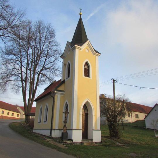 Kříž u kaple ve Zhořci