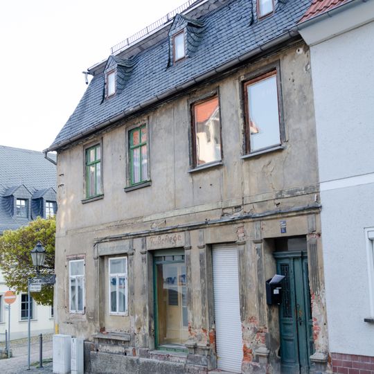 Wohnhaus in Ecklage und geschlossener Bebauung Niedere Kirchgasse 11