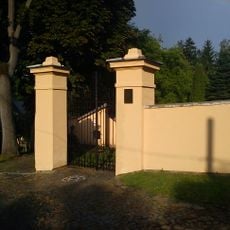 Ohradní zeď s branou u židovského hřbitova v Třebíči