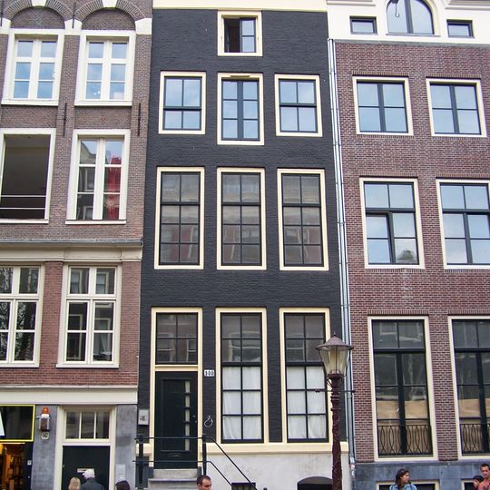 Pand met gevel onder rechte lijst