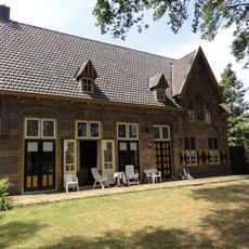 Heeswijk: jachthuis met woning aan de rechterzijde van de oprijlaan tussen Gouverneursweg en kasteel