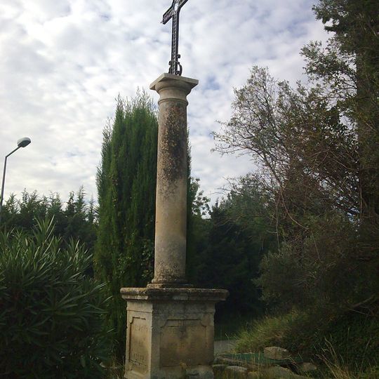 Croix du cimetière et les cyprès qui l'encadrent