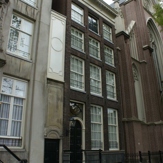 Pand met gevel onder gesneden rechte lijst, met deurpartij