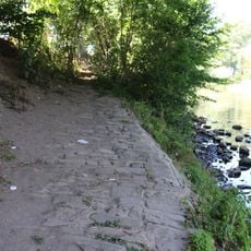 Ehemalige Schiffsladerampe an der Uferbefestigung