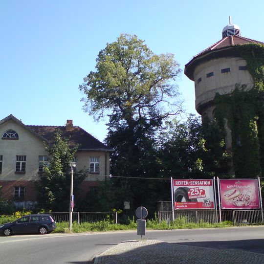 Empfangsgebäude , Postgebäude mit Nebengebäude , Bahn-Verwaltungsgebäude mit Eisenbahnerheim , Bahnsteighalle mit allen Bahnsteigen, Überdachungen und Häuschen, die Mauer zur Bahnhofstraße , zwei Güterabfertig