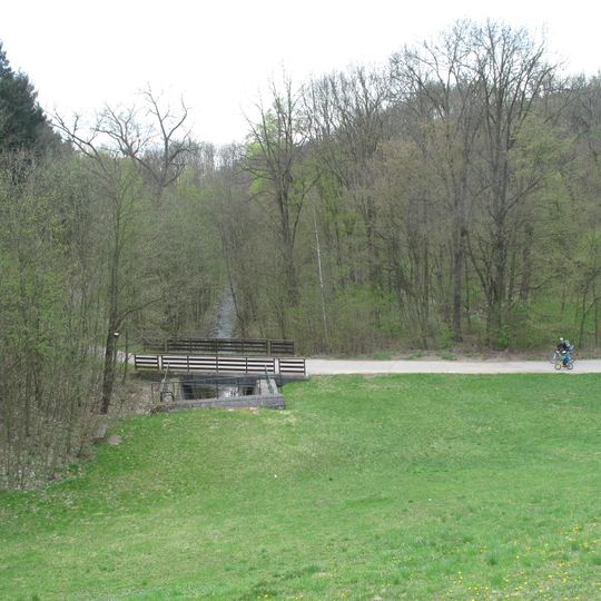 Most přes Libušský potok pod hrází retenční nádrže Libušská