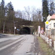 Železniční most přes silnici II/105 v Kabátech