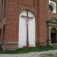 Kříž v Kralovicích u kostela