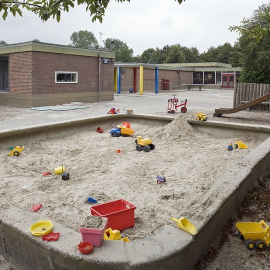 Protestants-christelijke school met speelplaats en fietsenstalling