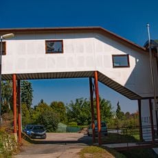 Mostní přechod do sportovní haly v Týnci nad Labem