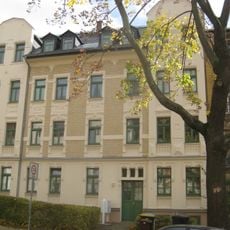 Mietshaus in geschlossener Bebauung mit Vorgarten Münchner Straße 2