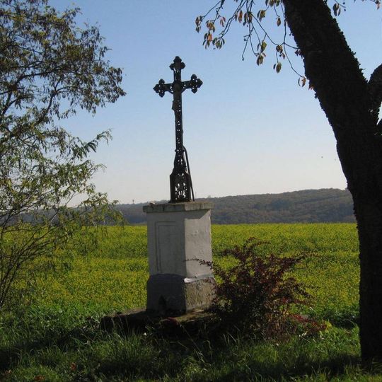 Pamětní kříž u silnice západně od Řepína