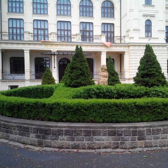 Socha před městským divadlem v Chomutově