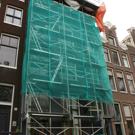 Pand met gevel onder gesneden rechte lijst met consoles met deur uit dezelfde tijd