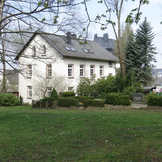 Pfarramt in offener Bebauung Frankenberger Straße 134