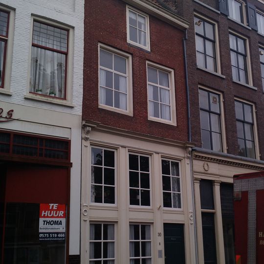 Gesausde lijstgevel voor een pand onder hoog, dwars dak