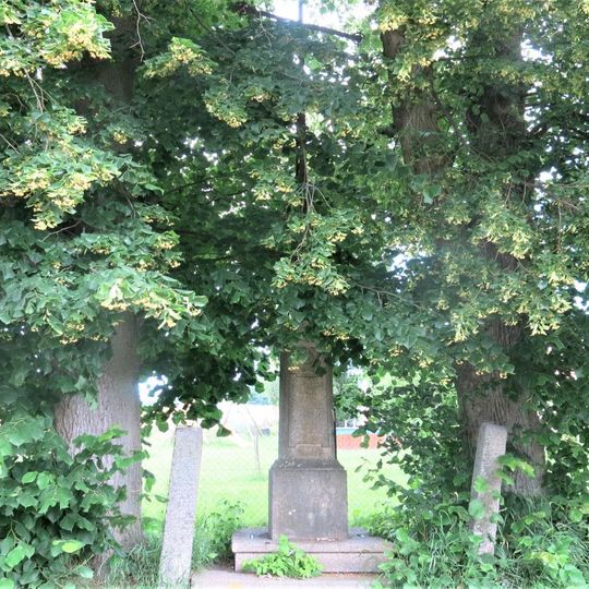 Kříž na rozcestí u domu 225 ve Starých Křečanech