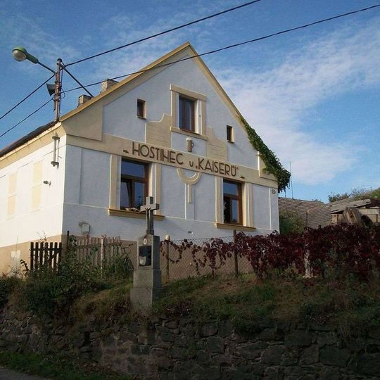 Kříž ve Týništi u hostince