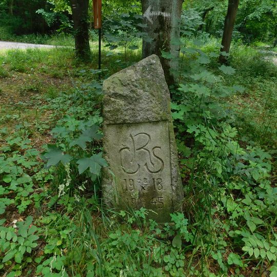 Kámen republiky na rozcestí v údolí Šembery