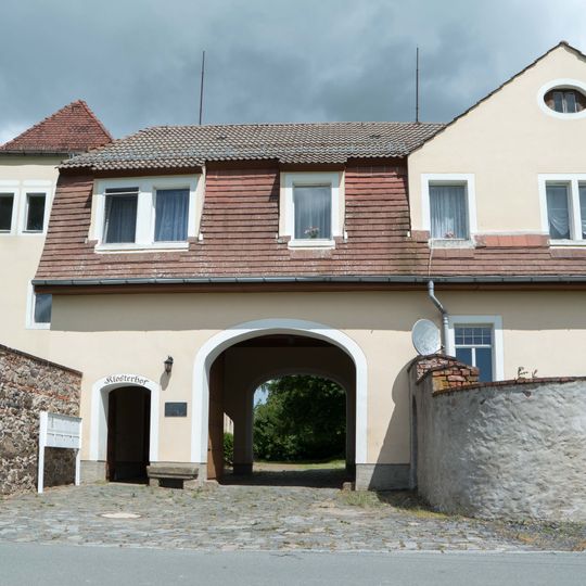 Ehemaliger Klosterhof mit zwei Gebäuden, Hofpflasterung und Garten mit Umfriedungsmauer Alte Salzstraße 5