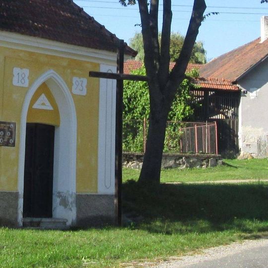 Kříž u kaple ve Znosimi