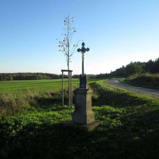 Kříž jižně od Mostic u rozcestí