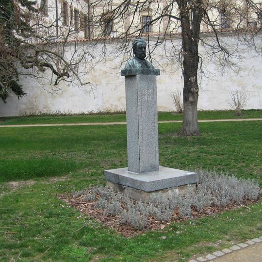 Památník Bedřicha Smetany v zámeckém parku v Benátkách nad Jizerou