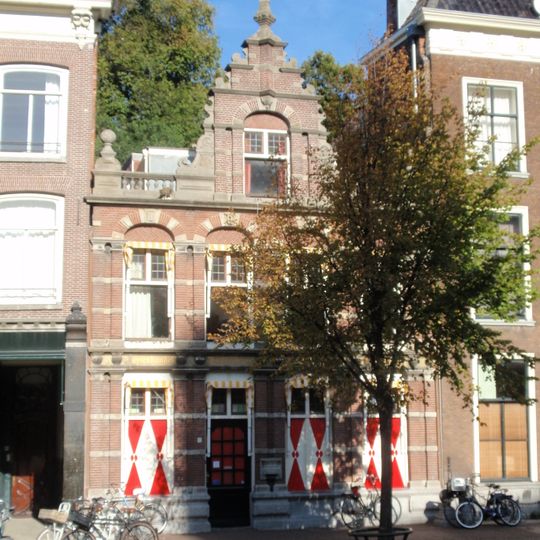 Voormalig bankgebouw van de Rijnlandsche Bankvereeniging, naderhand in gebruik als winkelwoonhuis bij Papierhandel Paddenburg verpakkingsmaterialen