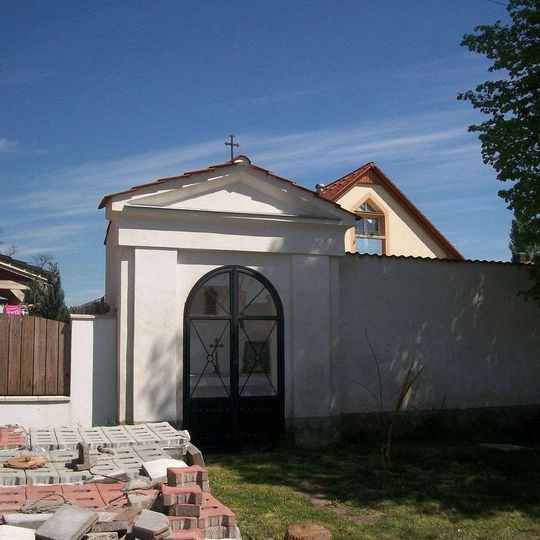 Kaplička v Úhercích v severní části návsi