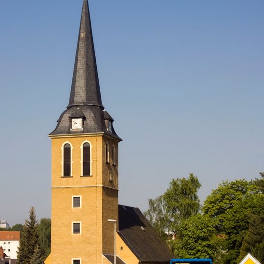 Kirche , Kirchhof, Einfriedung des Kirchhofs, Denkmal für die Gefallenen des 1. Weltkrieges, Gedenkstein »Ehre den Opfern Mai 1945« sowie Grabmal oder Denkmal Alte Hauptstraße 13