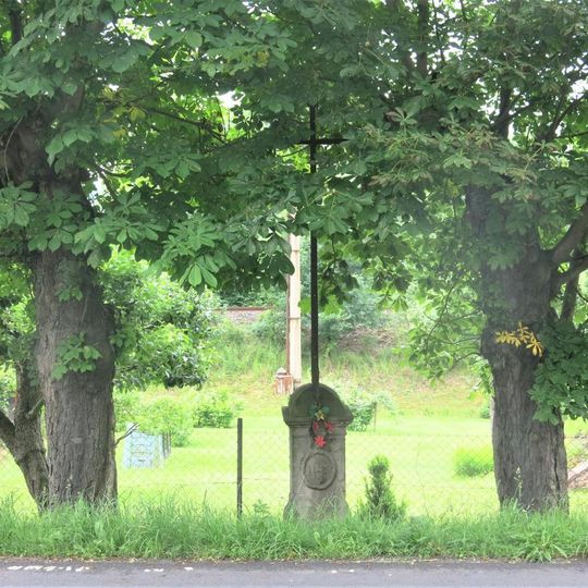 Kříž u domu Šluknovská 23/27 v Dolních Křečanech