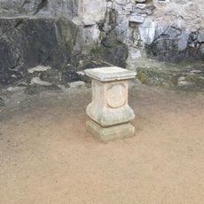 Kříž v hradním příkopu u zámku Bečov nad Teplou