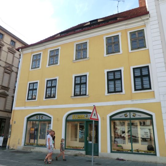 Wohnhaus mit Laden in geschlossener Bebauung, Eckhaus Breite Straße 26