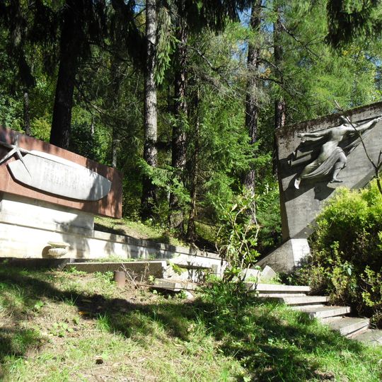 Kuneradský zámok, pamätník