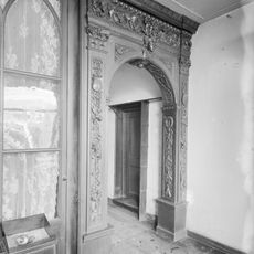 Pand met verdieping met rechte kroonlijst met triglyphen onder zadeldak met voorschild waarboven topschoorsteen