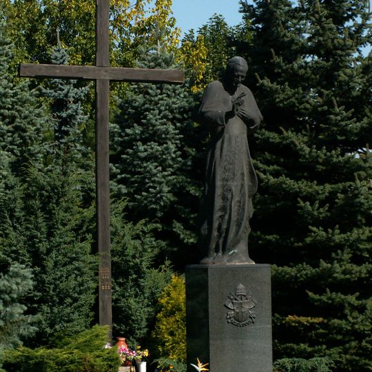 Pomnik Jana Pawła II przed kościołem w Mistrzejowicach