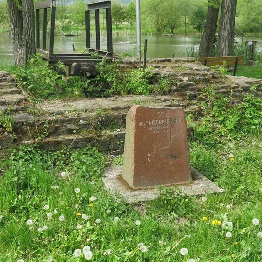 Pomník Fridricha Schöna na místě bývalého dolu Fridrich II