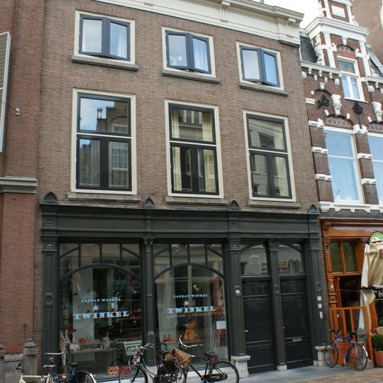 Pand met monumentale, bakstenen lijstgevel met zijpilasters