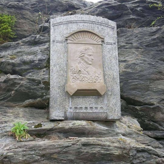 Deska s reliéfem Friedricha Schillera u rozhledny Háj