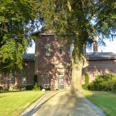 Voormalige elektriciteitscentrale annex drinkwaterleidingbedrijf met daarin dienstwoning, kantoor, werkplaats en bergplaats, nu drie woningen met werkplaats en bergplaats