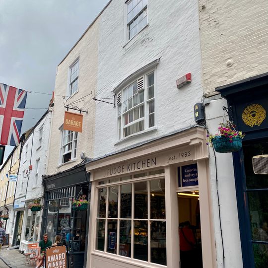 16 And 17, Sun Street